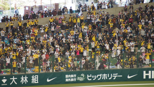 オープン戦のビジター席なのに埋めてしまう阪神ファン